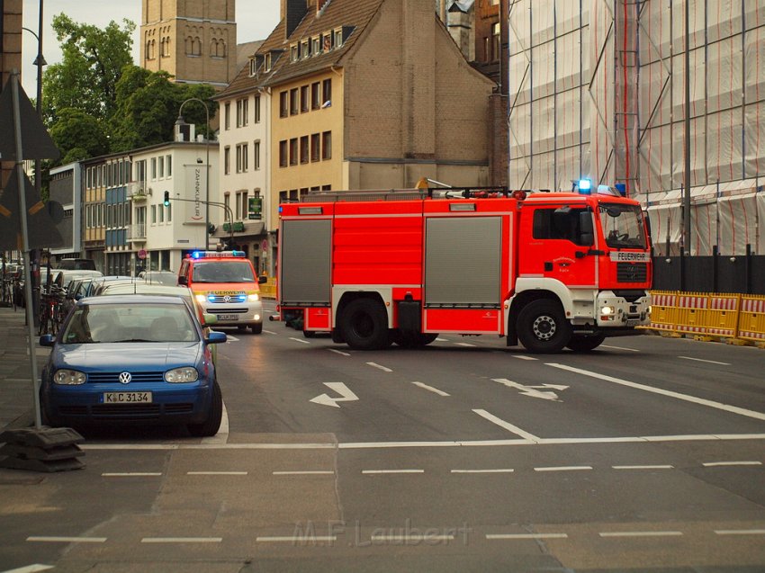 Person auf Baukran Koeln Christophstr P070.JPG